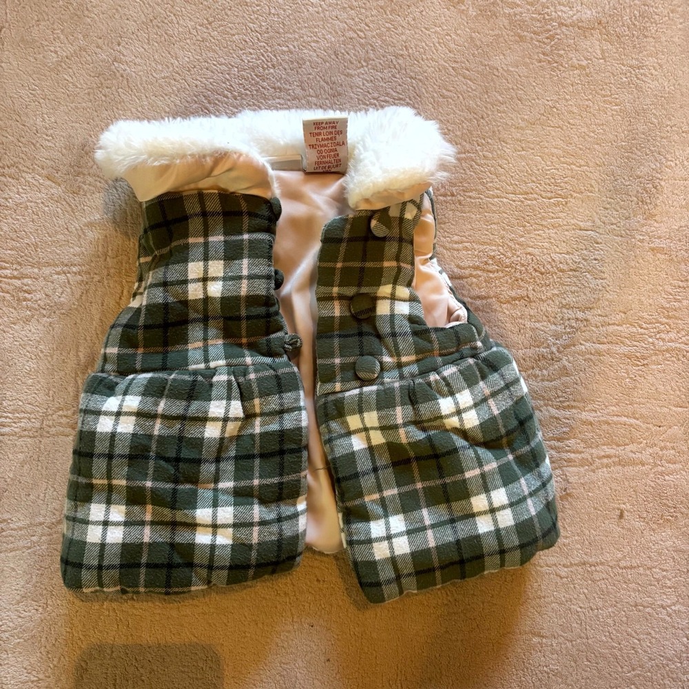 ASPEN Kids Green Plaid Puffer Vest with Faux Fur Collar – Size 3–6 Months